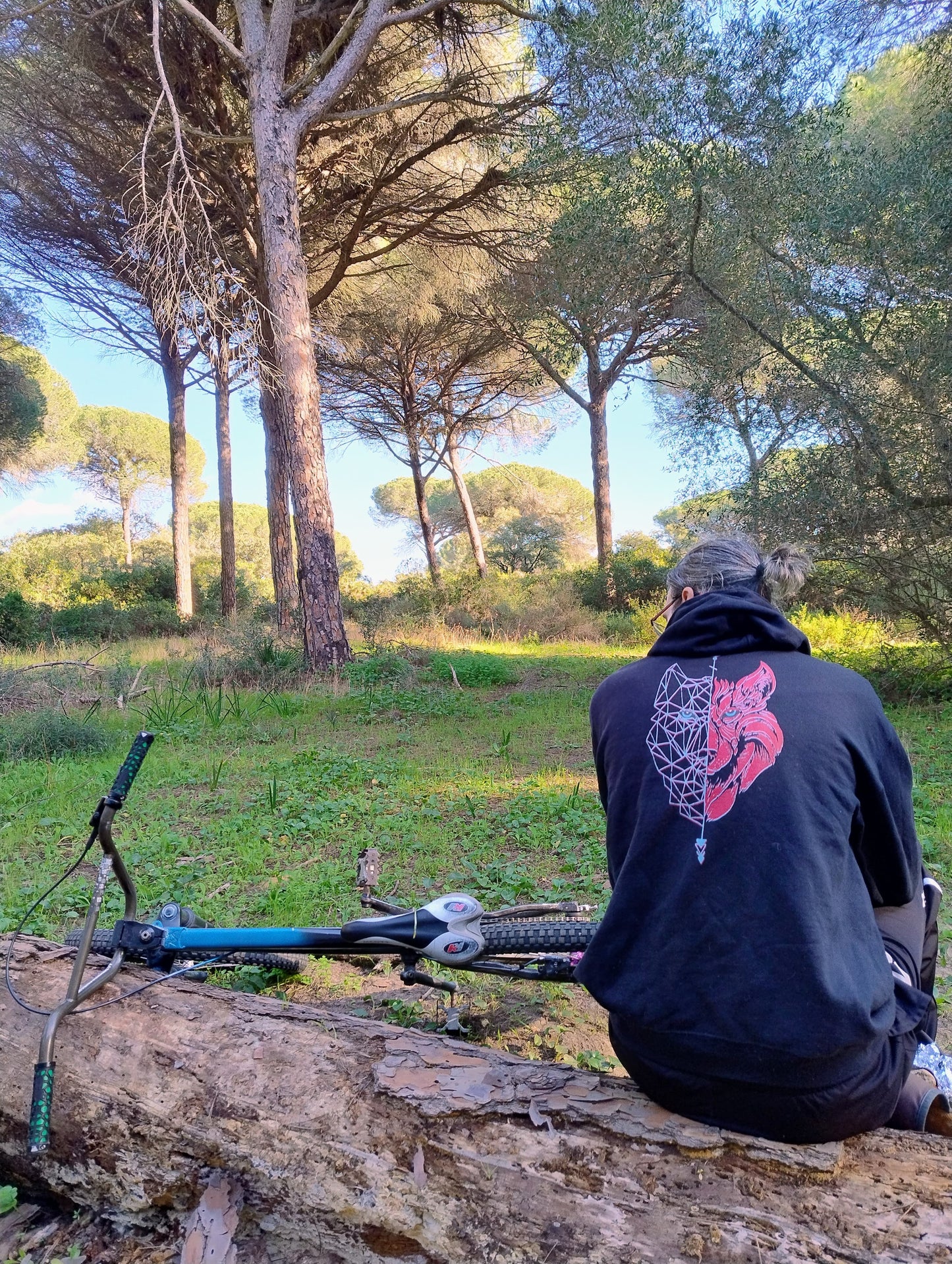 Sudadera Camperwilf® – Lobo Azul/Rojo (Color Negro)