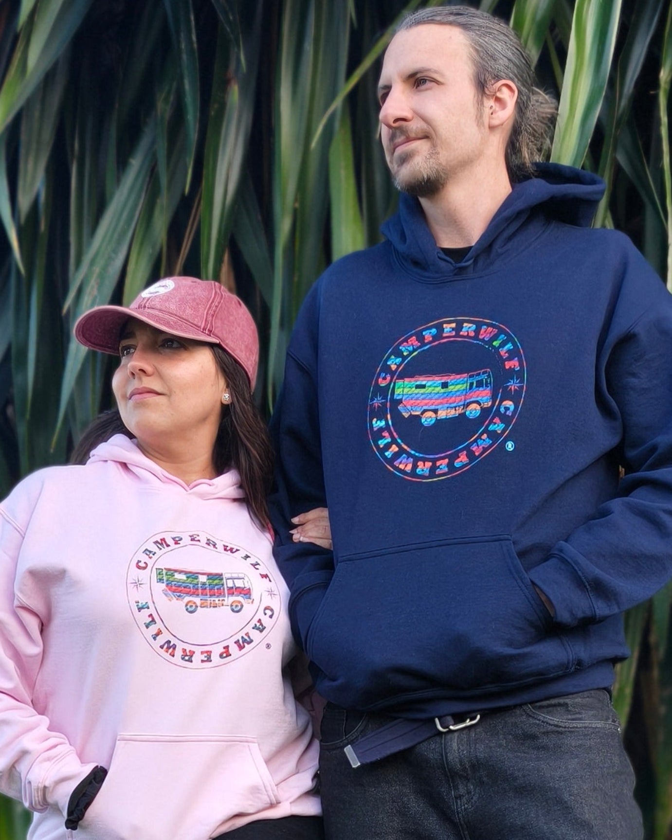 Sudadera Camperwilf® – Logo Multicolor Efecto Bordado (Azul Navy)