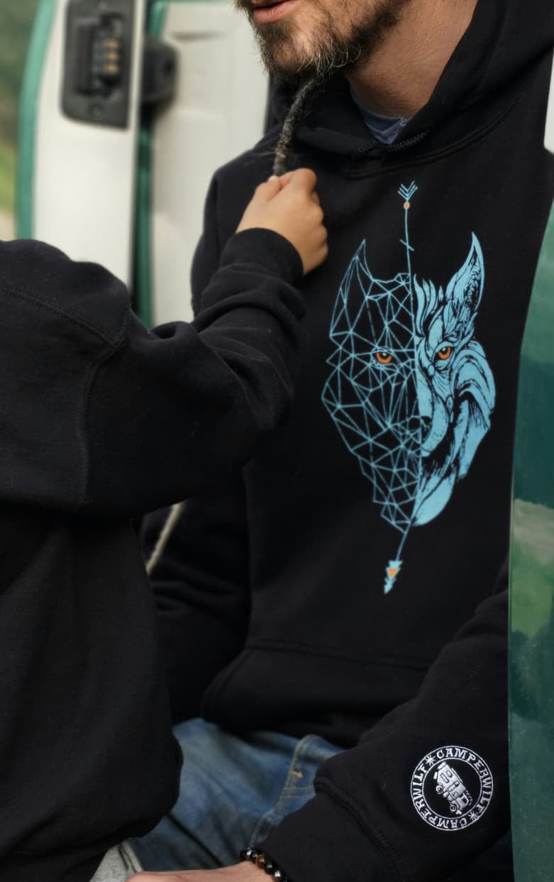 Sudadera ESPECIAL con Capucha Camperwilf® – Lobo azul flúor, color Negro