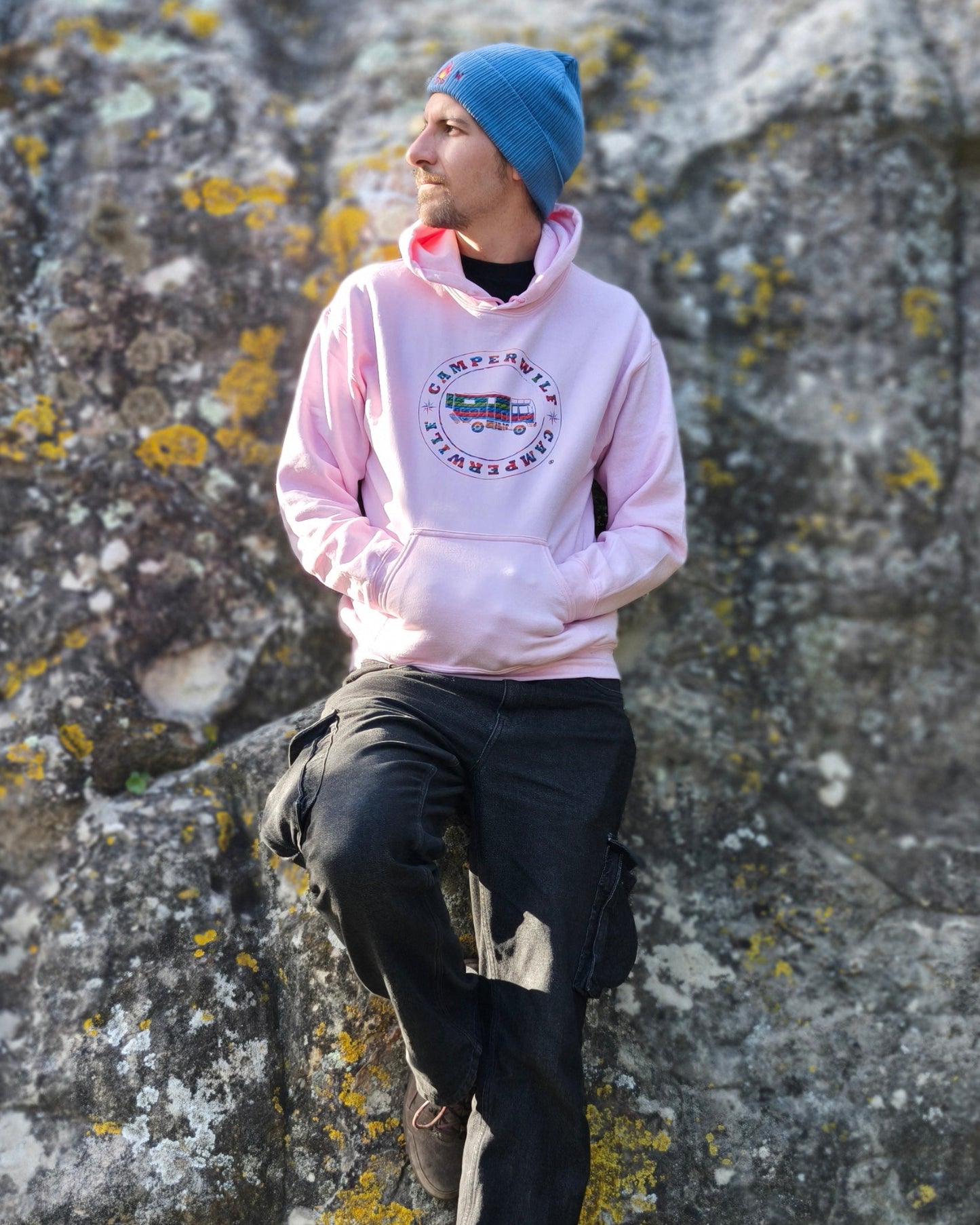 Sudadera Camperwilf® – Logo Multicolor Efecto Bordado (Rosa)