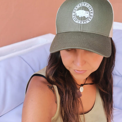 Gorra Camperwilf® – Rejilla Logo Blanco (10 Colores)